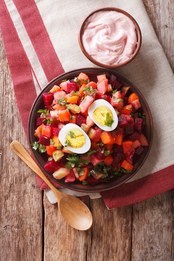 Finnisches rosolli Salatgemüse verzierte Einahaufnahme Vertic stockfoto Finnisches rosolli Salatgemüse verzierte Einahaufnahme Vertic stockfoto
