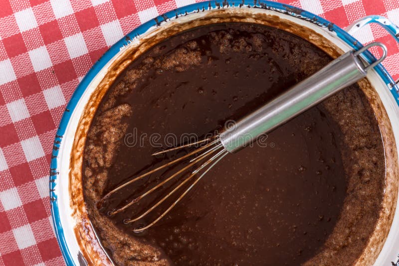 Fio de mistura do metal liso da configuração no creme derretido do chocolate fotos de stock royalty free Fio de mistura do metal liso da configuração no creme derretido do chocolate fotos de stock royalty free