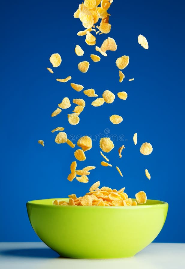 Fiocchi di avena che cadono alla ciotola per la prima colazione immagine stock libera da diritti Fiocchi di avena che cadono alla ciotola per la prima colazione immagine stock libera da diritti