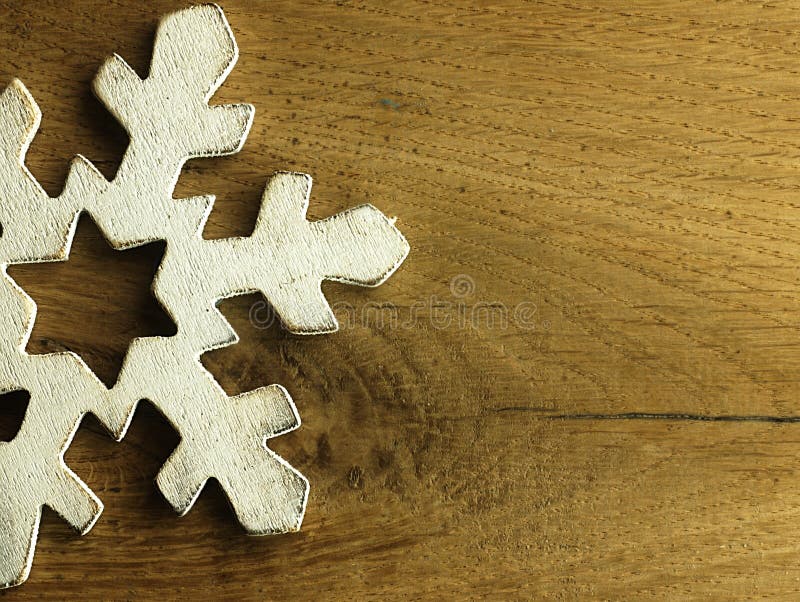 Fiocco di neve bianco enorme e fondo di legno fotografia stock Fiocco di neve bianco enorme e fondo di legno fotografia stock