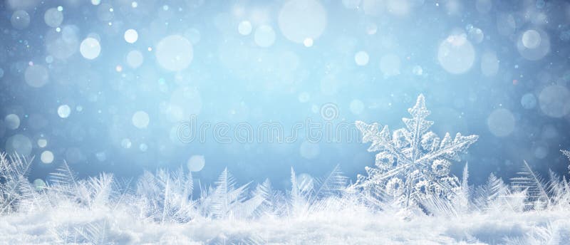 Fiocco di neve sulla fine naturale del cumulo di neve su fotografia stock libera da diritti Fiocco di neve sulla fine naturale del cumulo di neve su fotografia stock libera da diritti