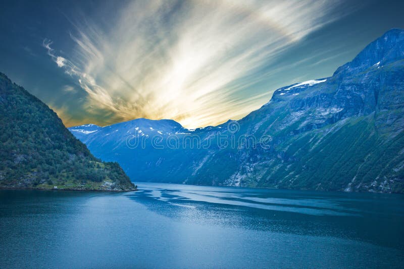 Fiordo de Noruega, playa Geiranger de la montaña de la puesta del sol fotografía de archivo libre de regalías Fiordo de Noruega, playa Geiranger de la montaña de la puesta del sol fotografía de archivo libre de regalías