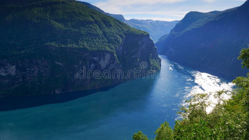 Fiordo Geirangerfjord con el transbordador, Noruega fotografía de archivo libre de regalías Fiordo Geirangerfjord con el transbordador, Noruega fotografía de archivo libre de regalías