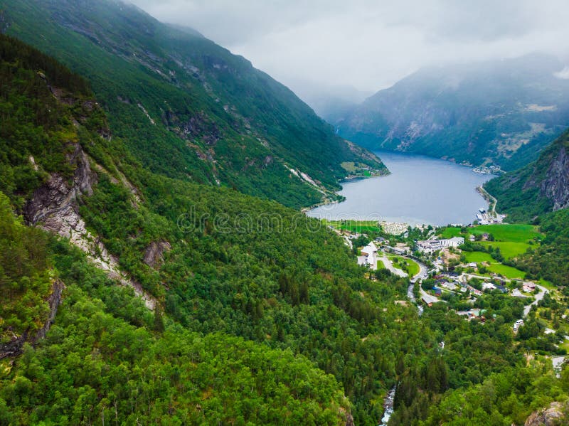 Fiordo Geirangerfjord en el d?a nublado Noruega foto de archivo libre de regalías Fiordo Geirangerfjord en el d?a nublado Noruega foto de archivo libre de regalías
