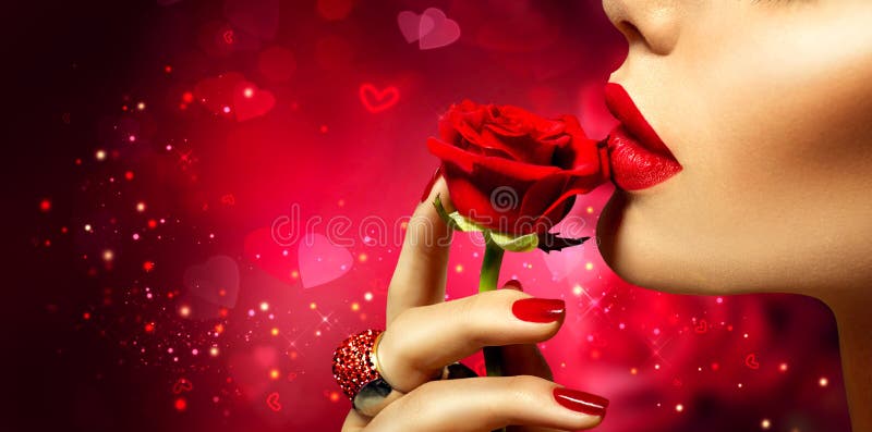 Fiore baciante della rosa rossa della bella donna di modello immagini stock Fiore baciante della rosa rossa della bella donna di modello immagini stock