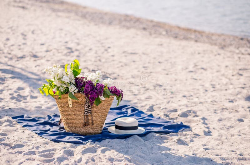 Fiore del lill? Cappello di estate delle donne con un nastro e un mazzo dei fiori lilla su un fondo blu Vista superiore Disposizi immagini stock libere da diritti Fiore del lill? Cappello di estate delle donne con un nastro e un mazzo dei fiori lilla su un fondo blu Vista superiore Disposizi immagini stock libere da diritti
