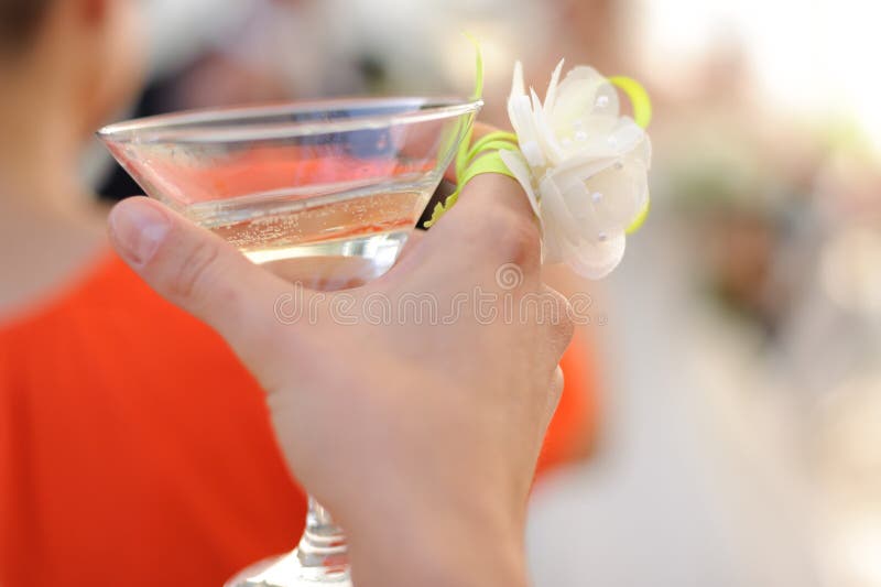 Fiore e bicchiere di vino immagini stock