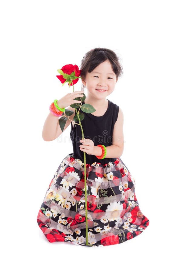 Fiore rosa e sorridere della tenuta della bambina immagine stock Fiore rosa e sorridere della tenuta della bambina immagine stock