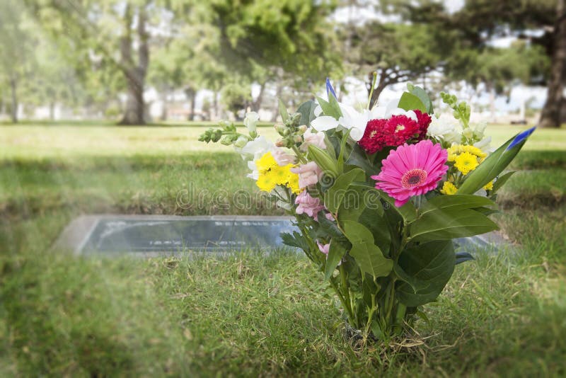 Fiori in cimitero fotografia stock