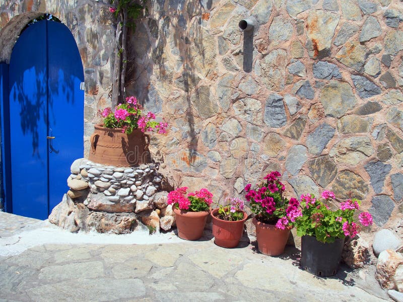 Fiori Colourful fuori della Camera di isola greca fotografia stock libera da diritti Fiori Colourful fuori della Camera di isola greca fotografia stock libera da diritti