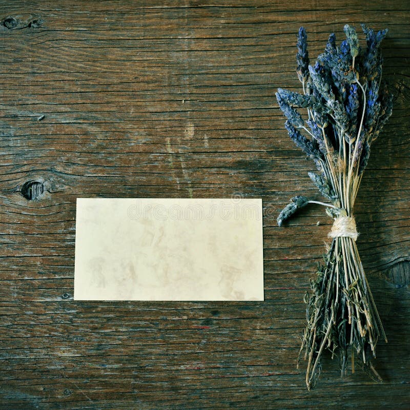 Fiori della lavanda ed insegna in bianco su una tavola rustica immagine stock