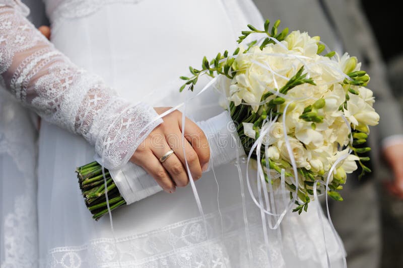 Fiori di freesia della holding della sposa fotografia stock libera da diritti Fiori di freesia della holding della sposa fotografia stock libera da diritti