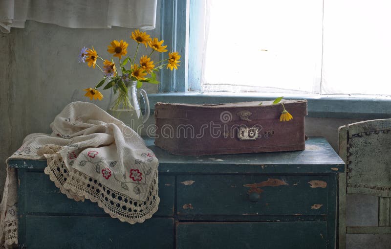 Fiori di lavanda e piante di cotone su valigia vintage, carta aperta per il  testo. Naturale romantico eco regalo Foto stock - Alamy