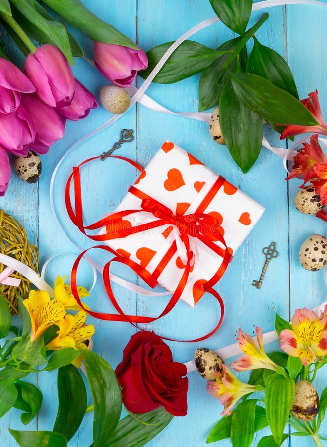 Download Fiori Su Fondo Blu Di Legno Festa Di Concezione, L'8 Marzo, Giorno Del ` S Della Madre Spazio Piano Della Copia E Di Disposizione Immagine Stock - Immagine di bello, cuore: 117979979