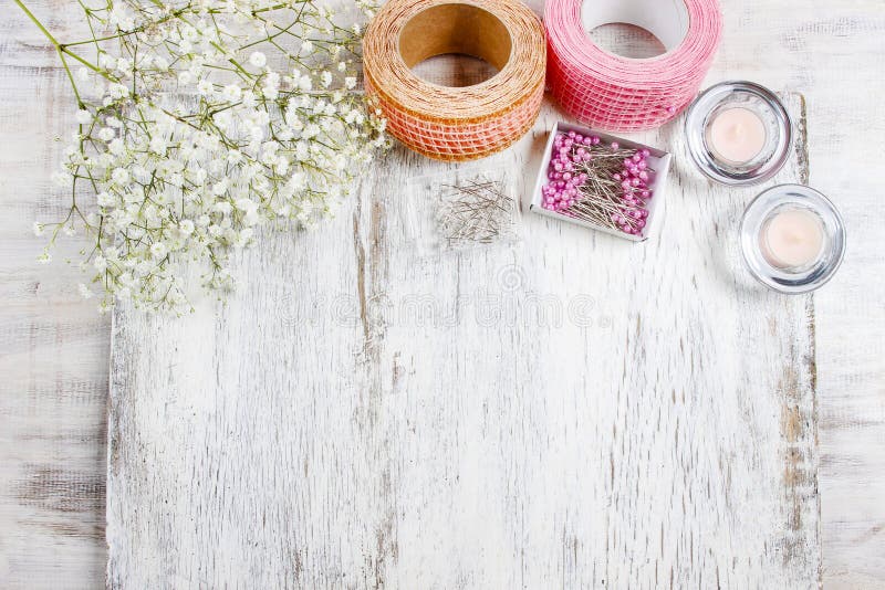 Fiorista sul lavoro Donna che rende a molla le decorazioni floreali fotografia stock Fiorista sul lavoro Donna che rende a molla le decorazioni floreali fotografia stock