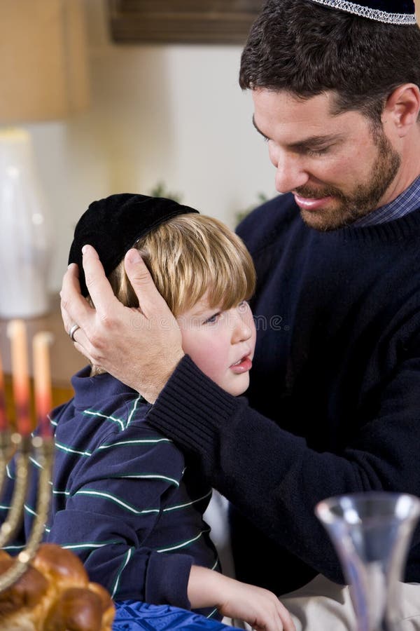 fira fader hanukkah för pojke arkivfoton fira fader hanukkah för pojke arkivfoton