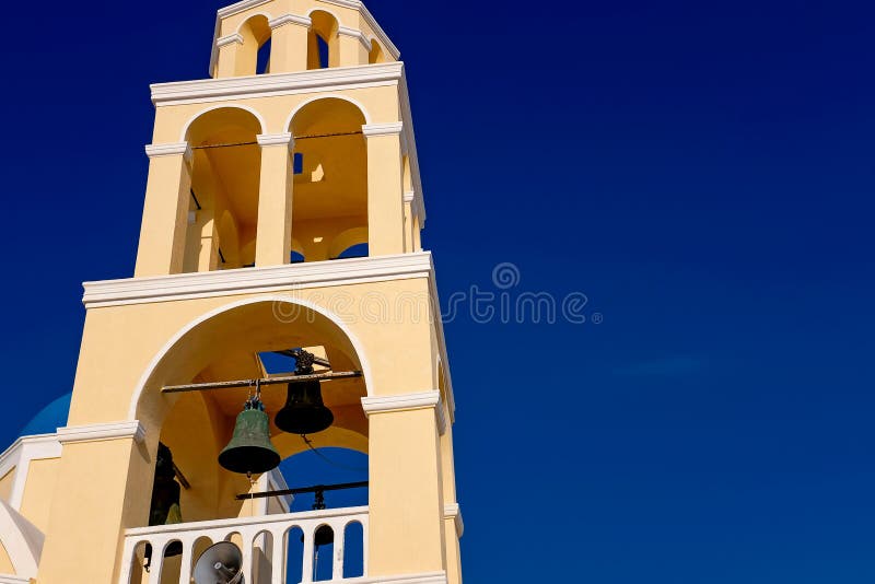 FIRA, GREECE-SEPTEMBER, 02,2014: Желтая церковь, Fira, остров Santorini, Греция