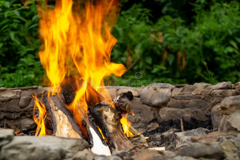 Horiaci oheň v krbe v prírode alebo na grile.