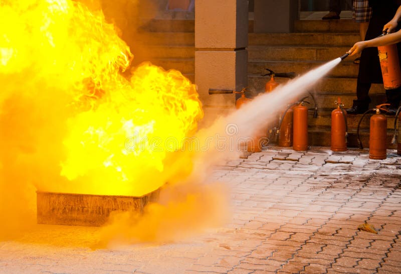 Un estintore per spegnere un corso di formazione antincendio.