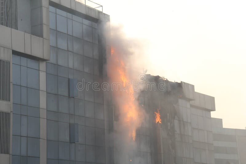 Požár ve výškové budově s prosklenou fasádou.