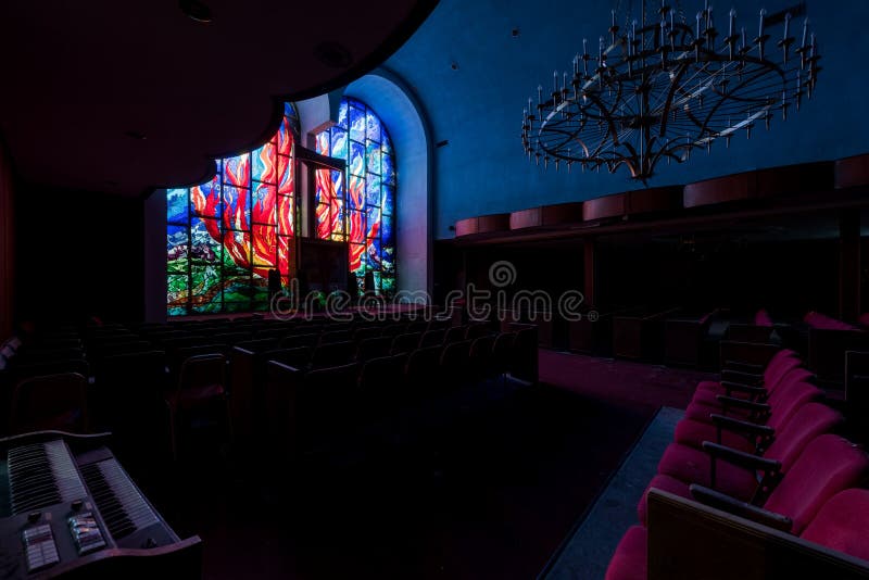 Fire Motif-glasfönster - övergiven Hebrew Synagogue East Nassau - New York arkivfoto