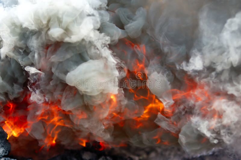 Fuoco sotto la pioggia e il fumo.