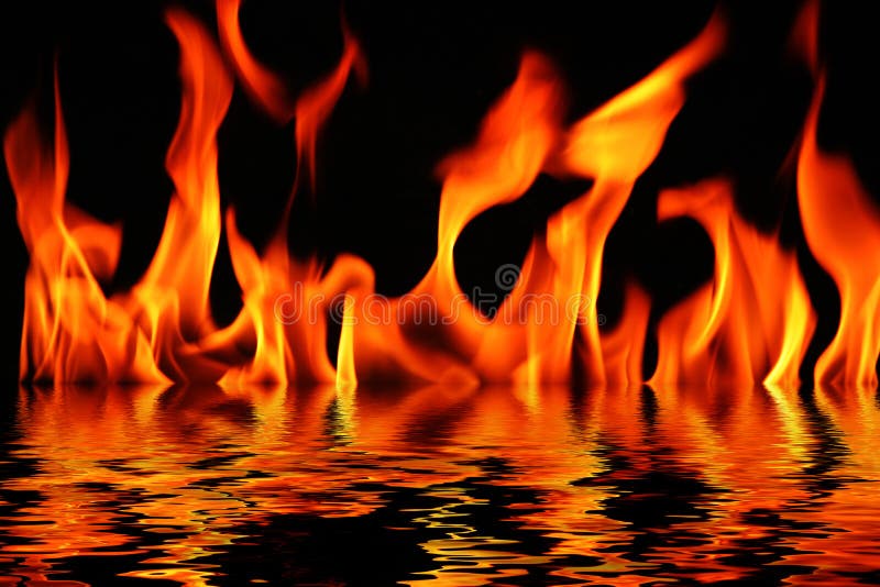 Oheň, plameny a odraz ve vodě.