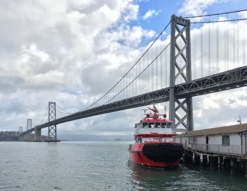 Fireboat am Dock nahe bei Oakland-Bucht-Brücke in San Francisco California stockfotografie Fireboat am Dock nahe bei Oakland-Bucht-Brücke in San Francisco California stockfotografie