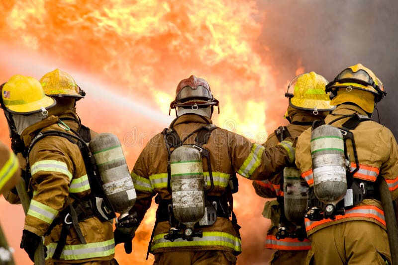 La squadra dei vigili del fuoco mezzi di estinzione fiamme ardenti.