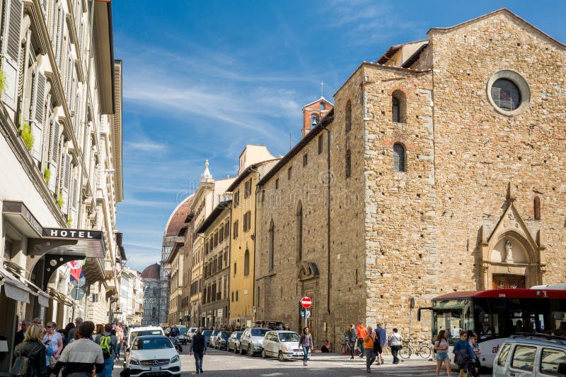 Firenze, Italia - 7 aprile 2018: La cupola veduta da una via in pieno del turista fotografie stock libere da diritti Firenze, Italia - 7 aprile 2018: La cupola veduta da una via in pieno del turista fotografie stock libere da diritti