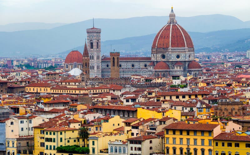 Firenze, Italia Florence Dome sotto un cielo nebbioso al tramonto fotografia stock libera da diritti Firenze, Italia Florence Dome sotto un cielo nebbioso al tramonto fotografia stock libera da diritti
