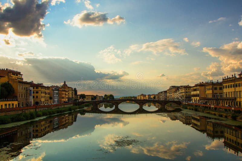 Firenze, Italia - 8 settembre 2017: Il ponte di Carraia di alla di Ponte è un ponte cinque-incurvato che misura il Arno fotografie stock Firenze, Italia - 8 settembre 2017: Il ponte di Carraia di alla di Ponte è un ponte cinque-incurvato che misura il Arno fotografie stock