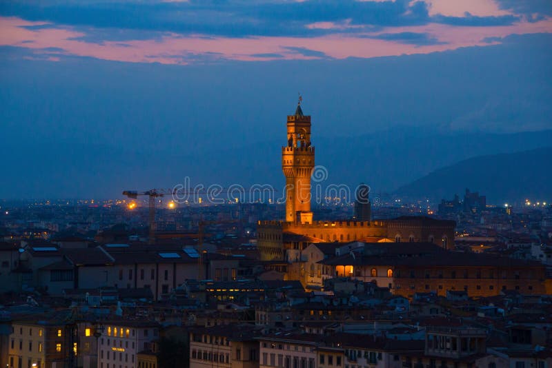 Firenze, Italia - 8 settembre 2017: Torre di Arnolfo di Palazzo Vecchio sul della Signoria della piazza fotografia stock Firenze, Italia - 8 settembre 2017: Torre di Arnolfo di Palazzo Vecchio sul della Signoria della piazza fotografia stock