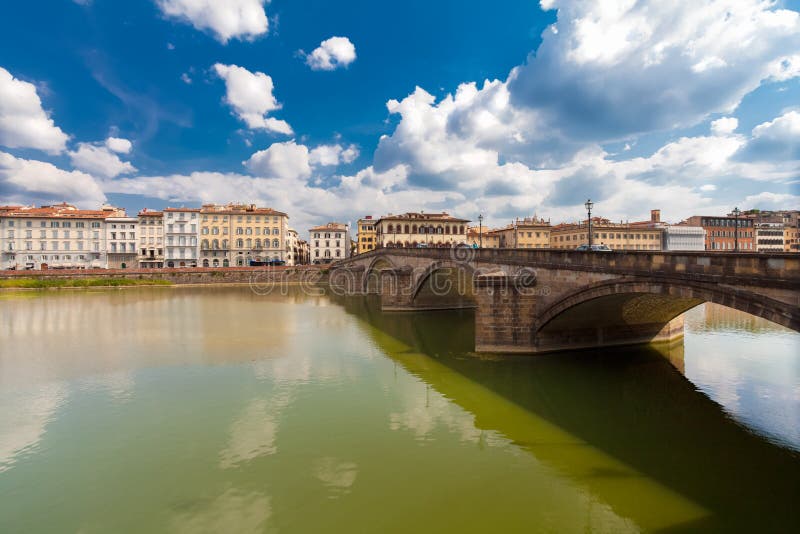 Firenze, ITALIA 11 settembre 2016: Vista sul alla cinque-incurvato Carraia di Ponte del ponte sopra il fiume di Arno a Firenze fotografie stock libere da diritti Firenze, ITALIA 11 settembre 2016: Vista sul alla cinque-incurvato Carraia di Ponte del ponte sopra il fiume di Arno a Firenze fotografie stock libere da diritti