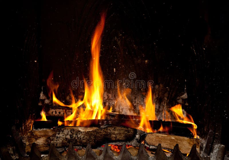 Ardente e splendente pezzi di legno nel Camino.