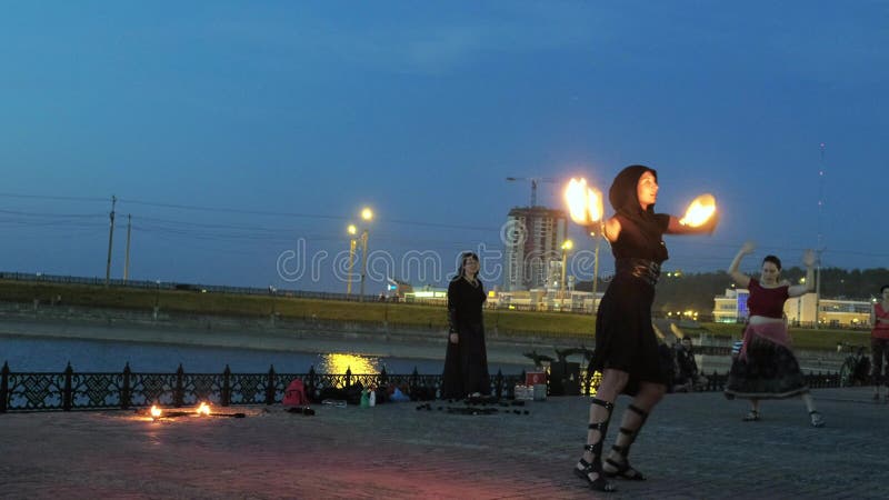 Fireshow kapacitet med bränningfacklan på natten utomhus- 4k