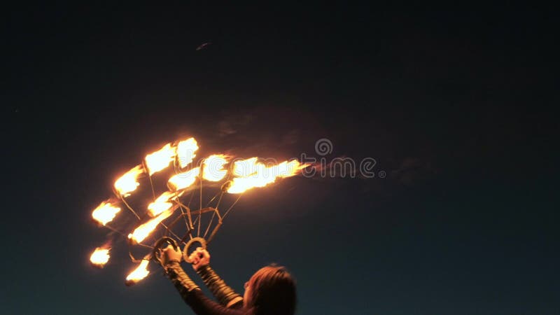 Fireshow kapacitet med bränningfacklan på natten utomhus- 4k