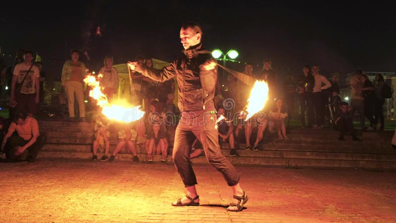 Fireshow kapacitet med bränningfacklan på natten utomhus- 4k