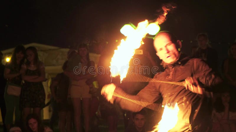 Fireshow kapacitet med bränningfacklan på natten utomhus- 4k