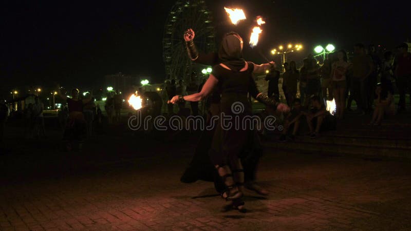 Fireshow kapacitet med bränningfacklan på natten utomhus- 4k