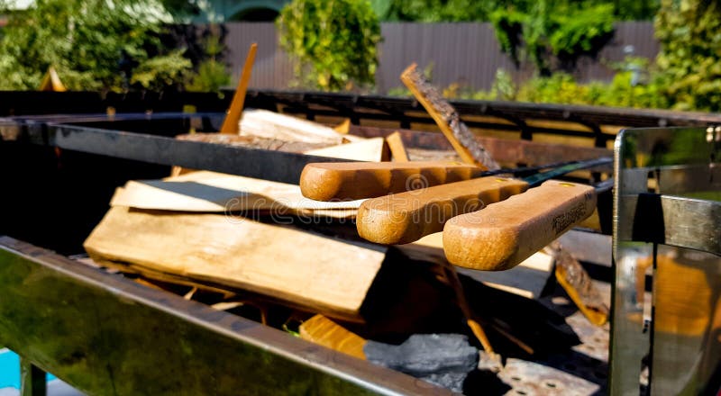 Firewood in a large stationary barbecue in the backyard of the house, barbecue area. Preparation for cooking meat and vegetables stock photography Firewood in a large stationary barbecue in the backyard of the house, barbecue area. Preparation for cooking meat and vegetables stock photography