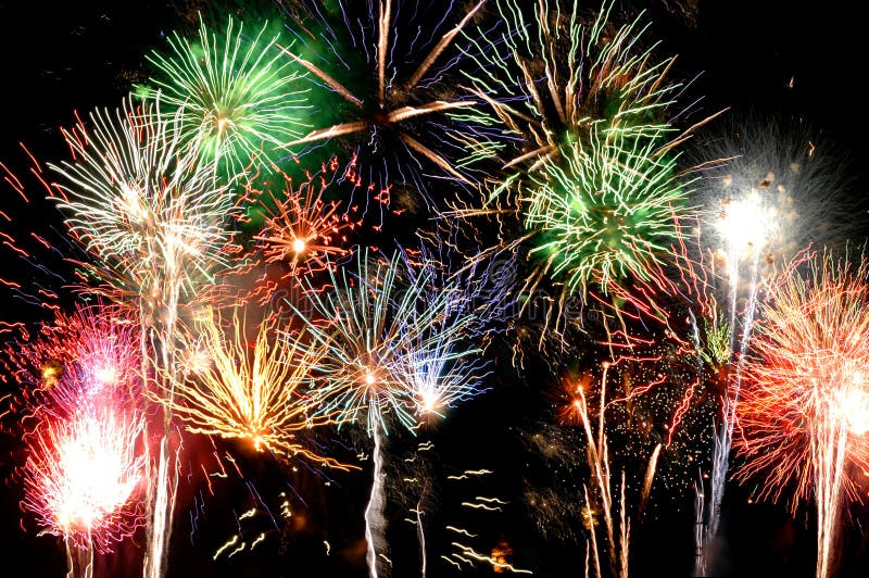 Fuochi d'artificio per il Gran Finale luci multicolore contro un cielo nero.