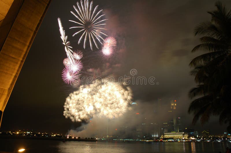 Fuegos artificiales sobre el bahía,.