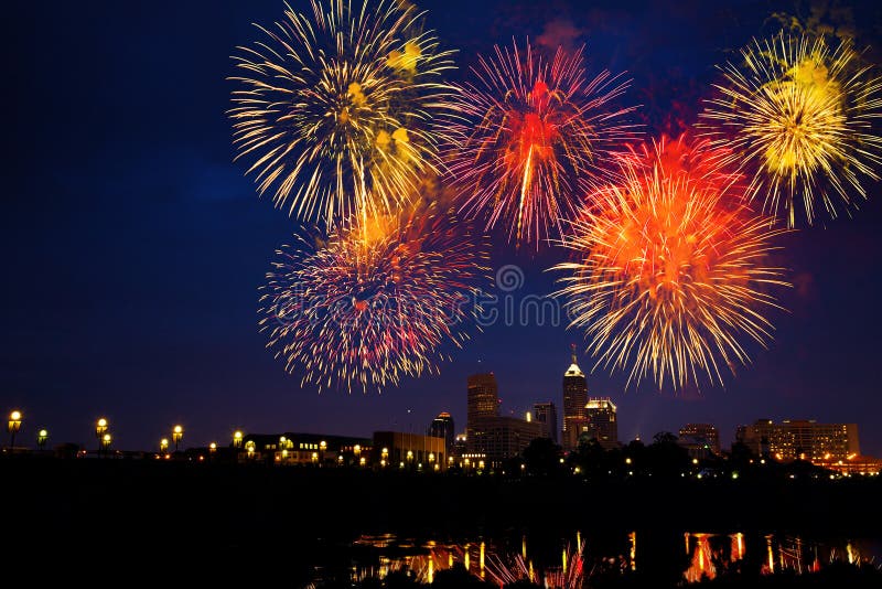 Fuochi d'artificio sul Quarto di luglio a Indianapolis, Indiana.