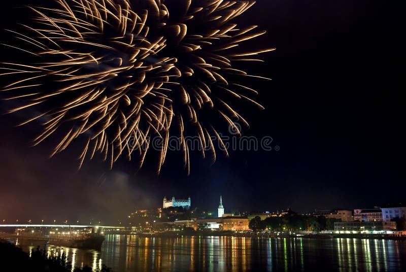 Ohňostroj s nočním panoramatem Bratislavy