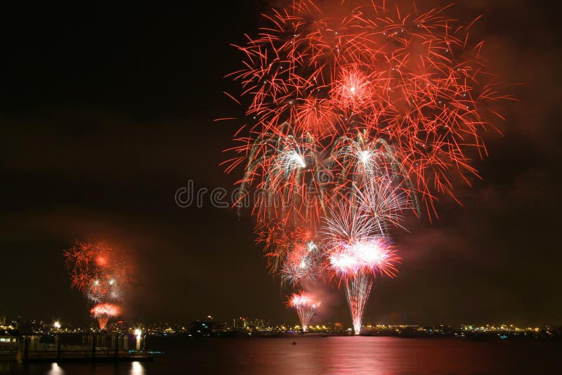 Fuochi d'artificio sopra la Baia di San Diego, come parte di le celebrazioni del 4 luglio.