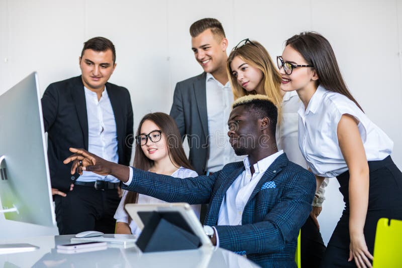 Firma pracownicy pracuje w rozwój oprogramowania i projektanta biuro opowiada nad komputerowym projektem obrazy stock Firma pracownicy pracuje w rozwój oprogramowania i projektanta biuro opowiada nad komputerowym projektem obrazy stock