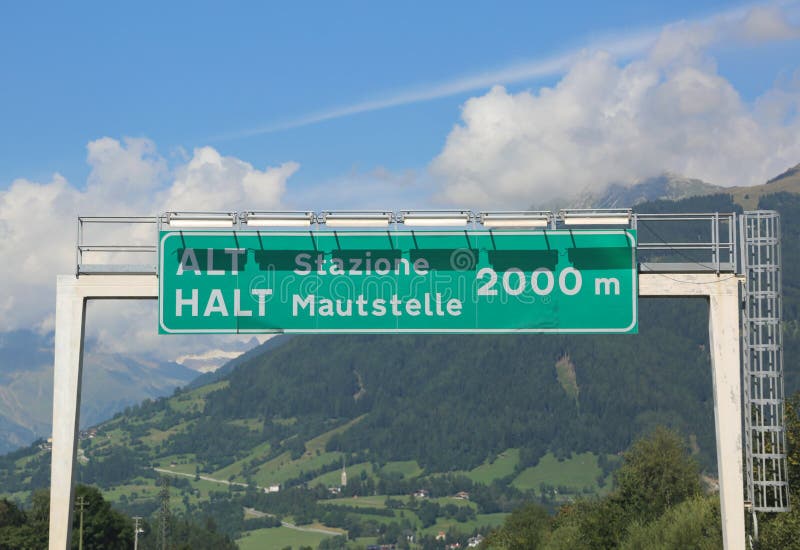 firme el camino en la frontera entre Italia y Austria en el lugar c imagenes de archivo firme el camino en la frontera entre Italia y Austria en el lugar c imagenes de archivo