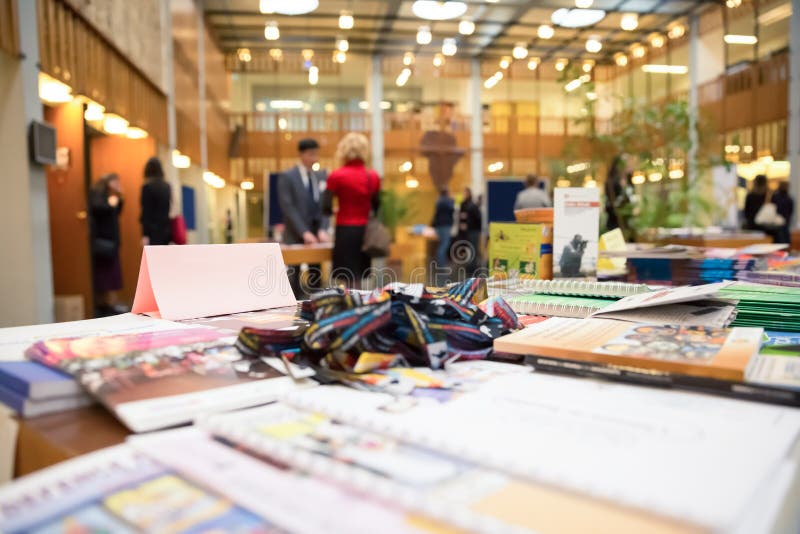 Firmennamen-Titel-Papier-Tag Light-pink Company auf Ausstellungs-Schreibtisch lizenzfreies stockfoto Firmennamen-Titel-Papier-Tag Light-pink Company auf Ausstellungs-Schreibtisch lizenzfreies stockfoto