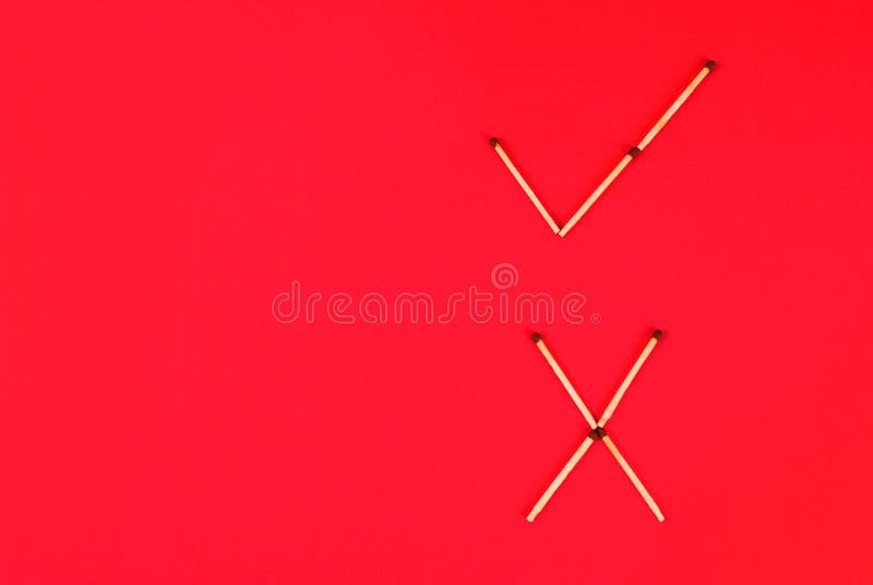 Firmi corretto ed in modo errato faccia delle partite su fondo rosso immagine stock Firmi corretto ed in modo errato faccia delle partite su fondo rosso immagine stock